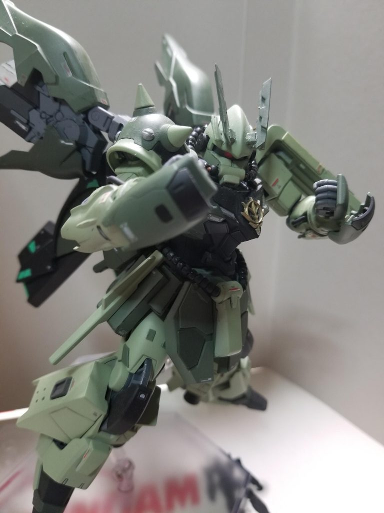 ナックルガード小手は磁石で着いているので取り外して前面に移動できます。