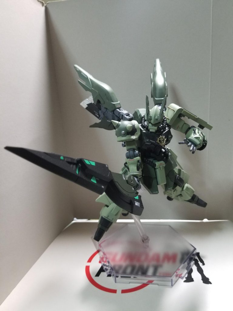 ジオニックソード剣形態持ち手の部分はSDイージスガンダムの腕の付け根部分で磁石で腰にくっついてます。←後で紹介します。