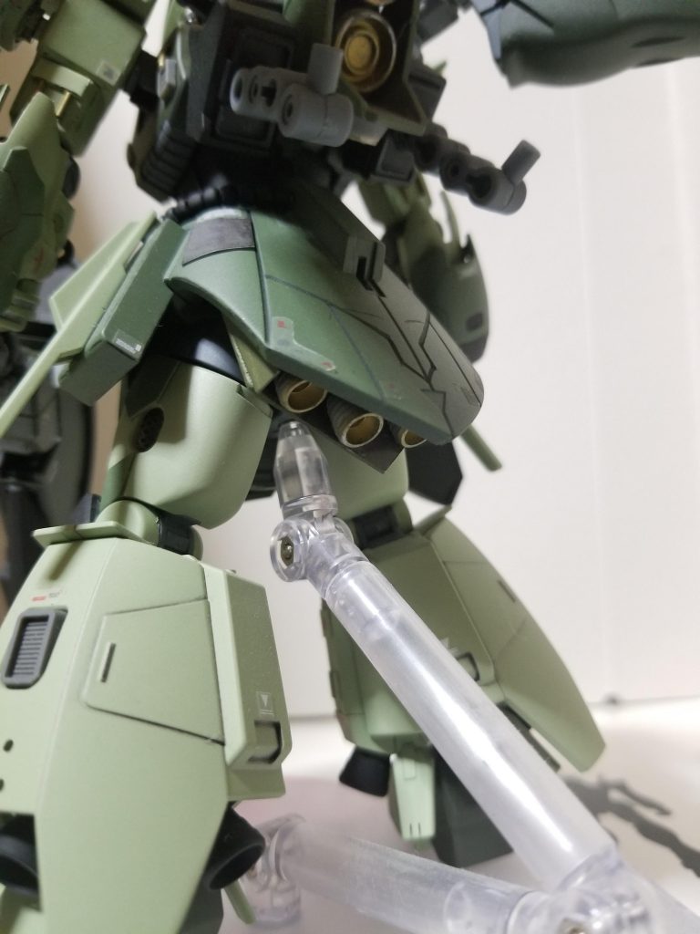 後ろのスカートの裏側にバーニア仕込みました。ジオニックソードの持ち手は腰の上の灰色になってるとこに磁石でくっついてます。