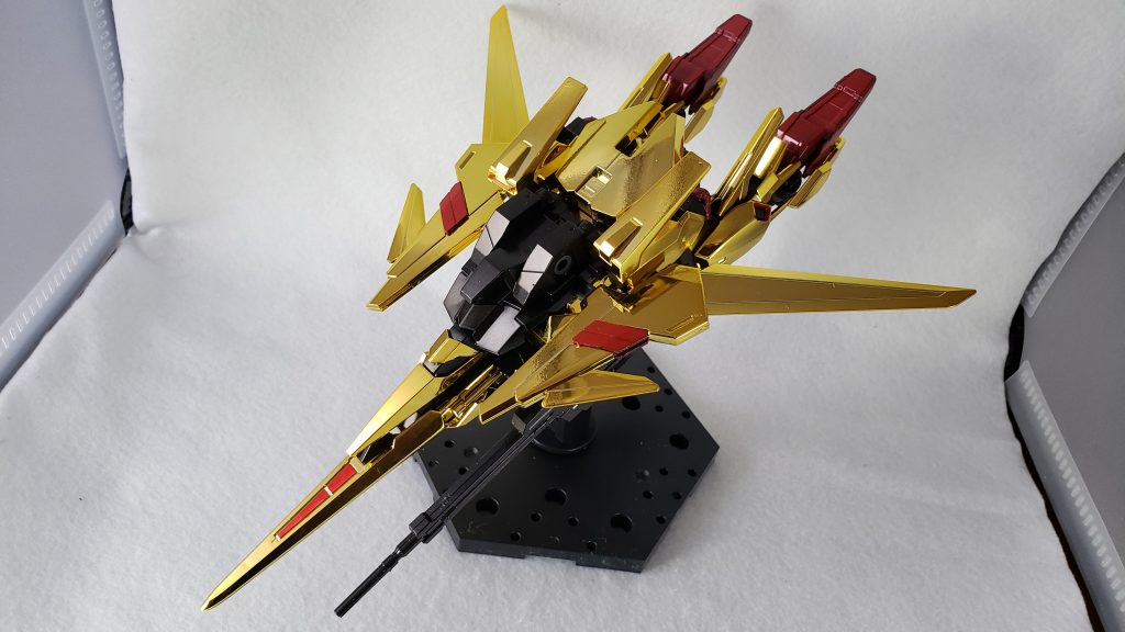 つや消しで作るガンプラとは全然違う経験になり、なかなか面白かったです。ゴールドメッキ以外でまた光沢塗装をやってみたいな。 ブログでも別ショットを載せていますので、よろしければ。