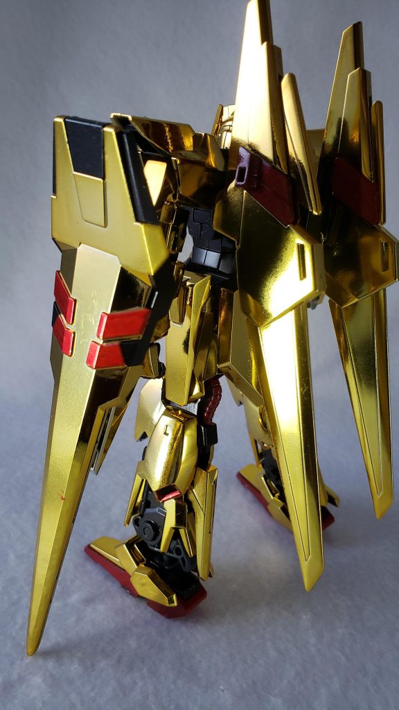 シールドの赤など、色分けされておらずシールを貼る部分はガンダムマーカーのロイヤルメタレッドで部分塗装。またランナーからの切断面で目立つ部分は金のマッキーでリタッチしました。これらアルコール系塗料はゴールドメッキを溶かしてしまうので、誤って付着してしまってもやり直しが効かないのがキツイ。右足スラスターではみ出たメタレッドの上から金マッキー被せたものの全然カバーできておらず、写真に映らないようにして誤魔化しております。