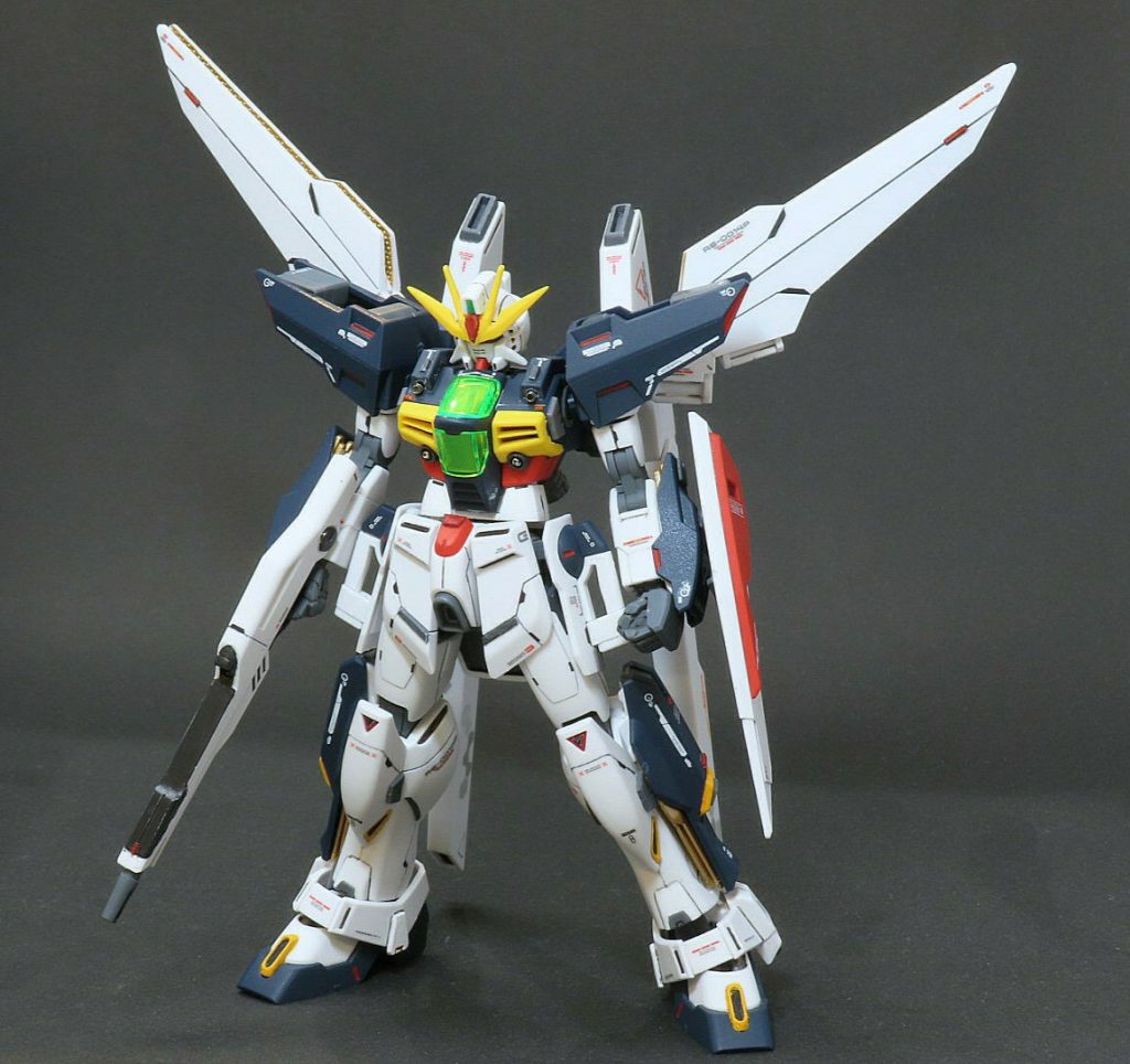 一部にモールドを追加、ブレストバルカンはメタルパーツに変更しています。また首と胴部分を少し延長しています。