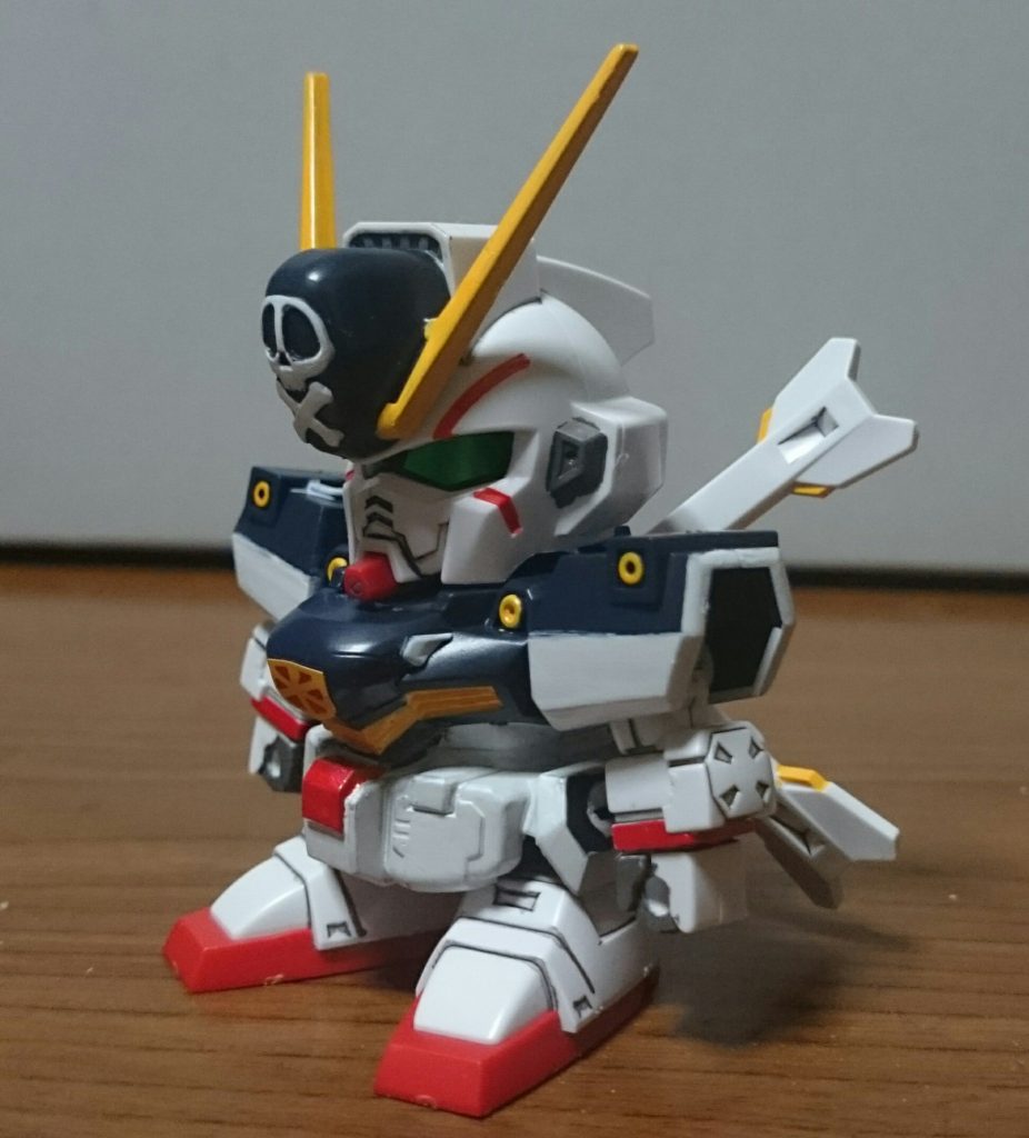 ・クロスボーン・ガンダムX1塗装箇所は……・ホワイト……腹~腰、肩、額のドクロ、ビームサーベル(本体内蔵)、胸・肩のフック、コアファイター・レッド……股間、袖、頭部ライン・イエロー……腹(胸?なのかな?)部ダクト、ビームサーベル、肩の○、スラスター、アンテナ、ザンバスター&ビームザンバー・グレー……頭部バルカン、トサカ、スラスター裏、マニュピレータ・メタグリーン……後頭部センサー、ザンバスターのセンサー・メタブルー……コアファイターのキャノピーシールはツインアイとクロスボーンバンガードのマークのみ使用っス。マークの位置や頭部、スラスターの造形からして長谷川版スね。正直カトキ版よりこっちのが好き……てか腹~腰全塗装とか…それも白だし…きっつ…
