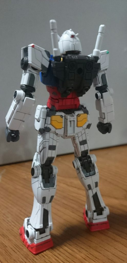 ・背面モールドの情報量すごい……腰裏にはGキャリア接続用のジョイントがあるんスけど、こちらはカバーパーツで覆うことが出来るっス