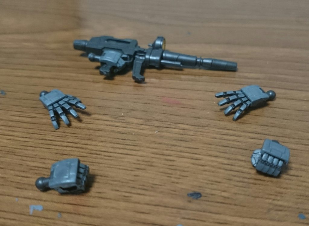 ・ハンドパーツこちらは武器持ち手、銃持ち手、平手が付属。実物を参考にグレーで塗り分けしてるっス