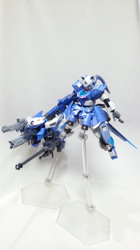 クラージュは勇気を意味するそうです!型番はNSA-1000って感じでしょうか。コアガンダムをベースに、小ささを活かして少女っぽく出来ないかな~と思って作り始めたのが最初でした。コアガンダムという事でもちろんドッキング用のアーマーもございます!