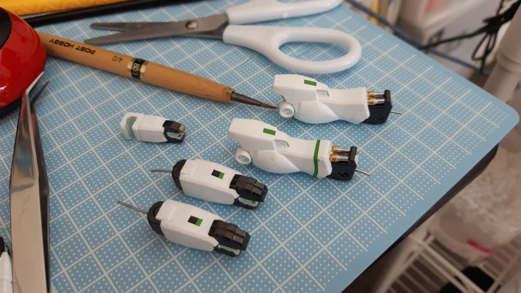 脚部の山手線カラーのアクセントは、元のデザインより小さめにしました。これが入ると急にパチモノ感が溢れるのですが、無くしてしまうと普通のガンダムになってしまうので。この後デカールも足して、少しでも払拭を試みてます。