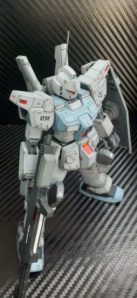 本体はホワイト＋サーフェーサー青部分はスカイブルー＋サーフェーサーで塗装してみました。センサー類はラピー貼りました。後日すこし控えめなウェザリングもしてみました。