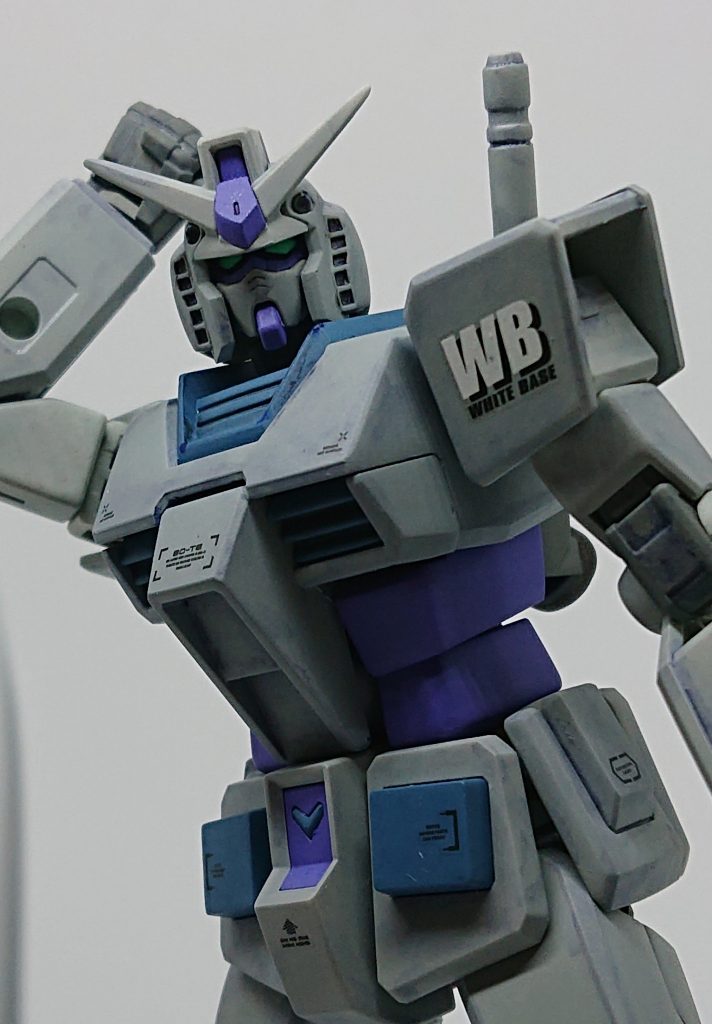 サーベルを抜く構え。