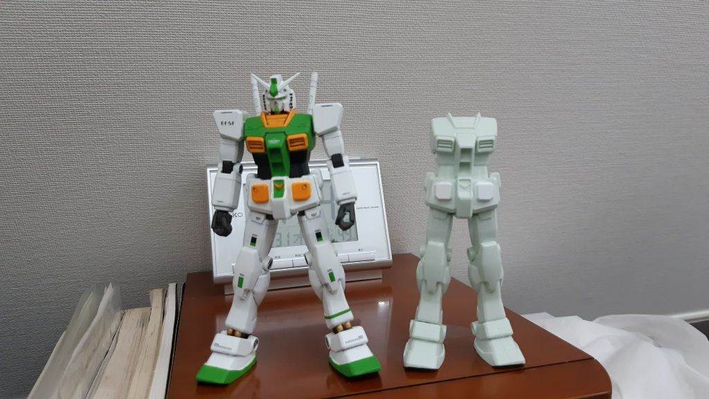 アルミ線のお陰で、素組より見栄を切るポーズが取れるようになりました。