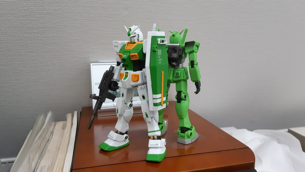 2020年JR東日本スタンプラリーで貰ったE235系(緑ベース)よりも、ガンダムっぽい配色です。山手線の色「黄緑6号」は使わず、調色しました。今回初めて鉄道模型専門店に行き、山手線を勉強してきました。