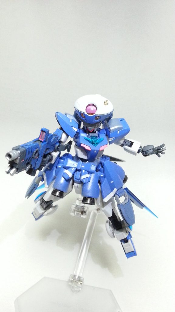 帽子も差し替えで装備!高性能センサーやら頭部バルカンなんかで武装面でも強化できる的な。サブマシンガンも某ゲームの物をイメージして色を塗ってみました。(えなじーあもひあ)ホントはショットガンを塗りたかったんですが色のイメージが難しくて保留中。