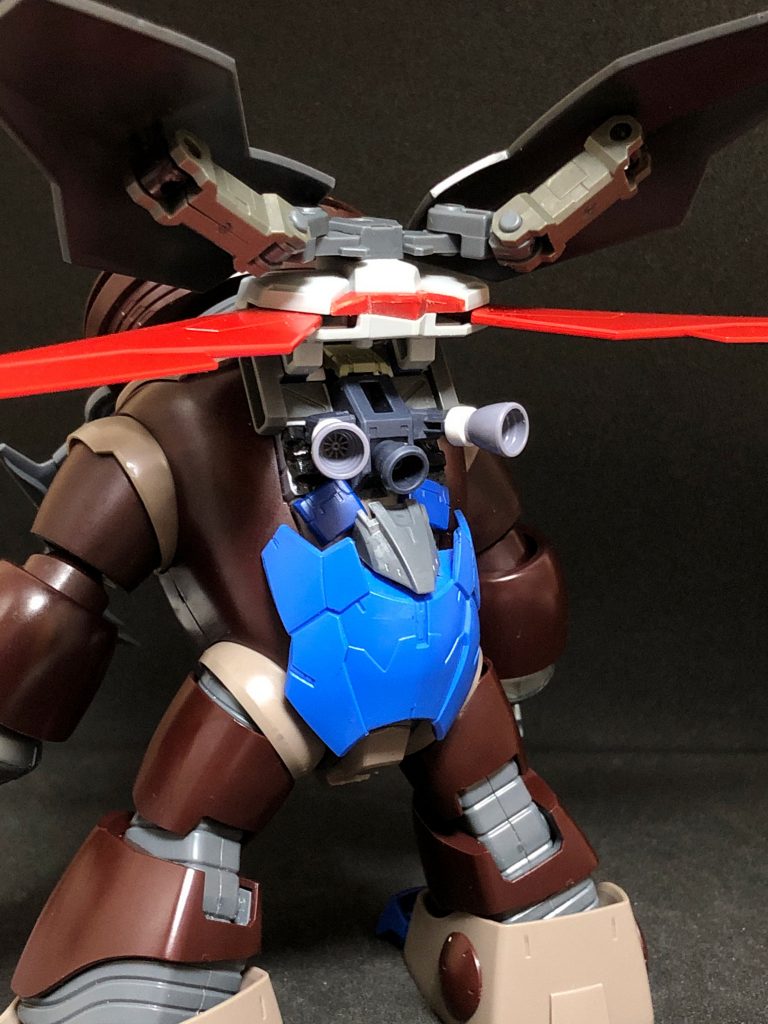 塗装前の背中はこんな感じ。前翅はコトブキヤのフレームアームズ#021RF-12ウィルバーナインのサイドスカート、後翅はバンダイのHGナイトジャスティスのマント「ナイトウィング」を加工したものを使用してクワガタムシの翅のような形にしてみました。