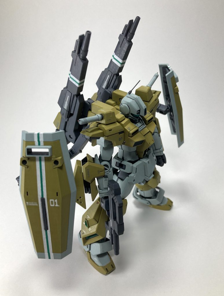 シールドと背中の大型ライフルには、白と緑のラインをあしらいました。頭のアンテナ、ビームサーベルの柄の端部アンテナはφ0.5mmのピアノ線に置き替えています。