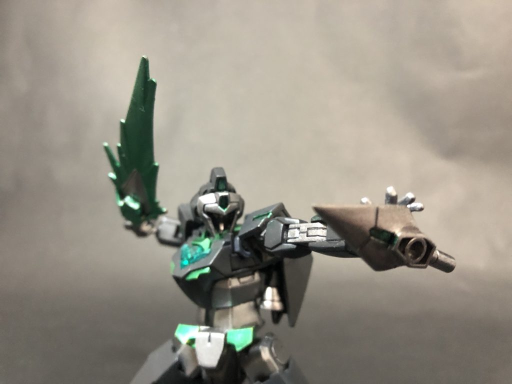 ・ソードビット:苦無(くない)(または苦無ビット)→大型手裏剣:風車(かざぐるま)苦無(くない)の形をしたビット兵器。もう一つの基本装備として、腰部のホルダーに4本装着している。敵に直接投擲して攻撃し、投擲後は遠隔操作によって敵機の意表を突く事ができる。近接武器としても使用する。さらにホルダーと組み合わせ、大型手裏剣に合体させる事で威力がアップする。大型手裏剣の状態でもビットとしての機能は生きており、もし回避されても分離させて苦無ビットで追撃する、という二段攻撃を仕掛けることが可能。