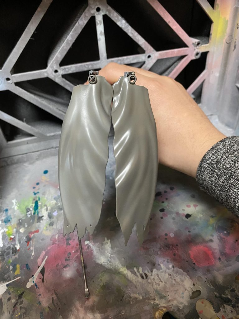 マントはベース色(右)を塗ったあとパールとホワイトを混ぜたハイライトを塗ってテラっと感を出してます。グラデ塗り効果あるけどめんどいのよな