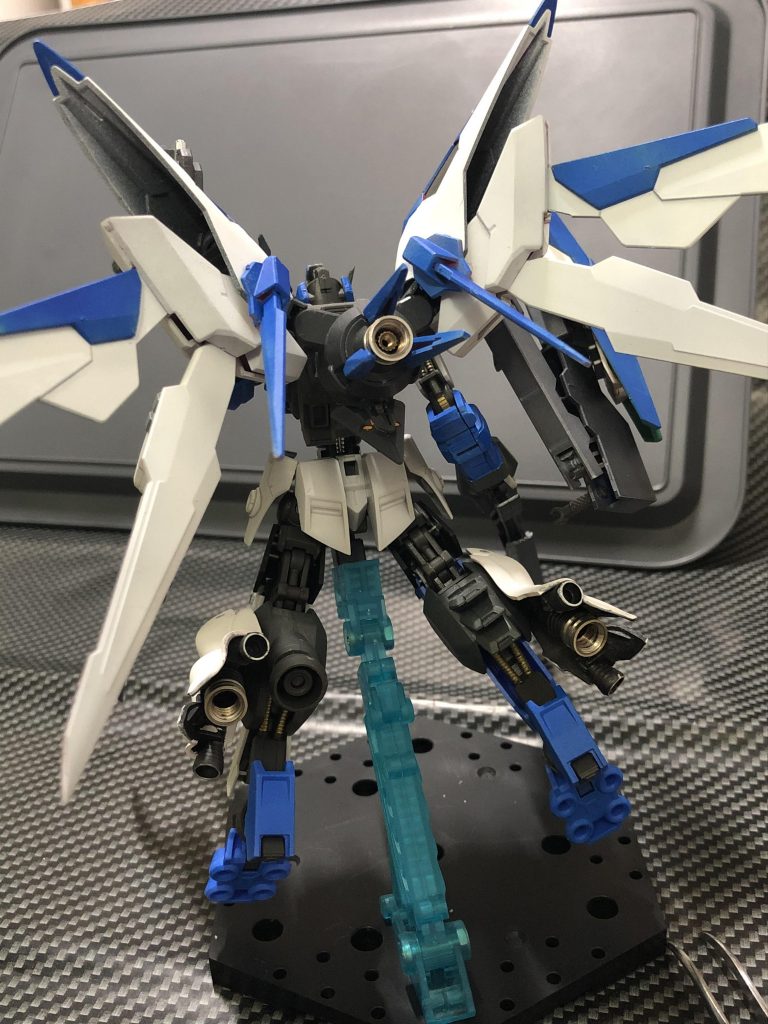 今回もダークマターブースターを加工しています。前からはほとんど見えませんが、メタルパーツも。