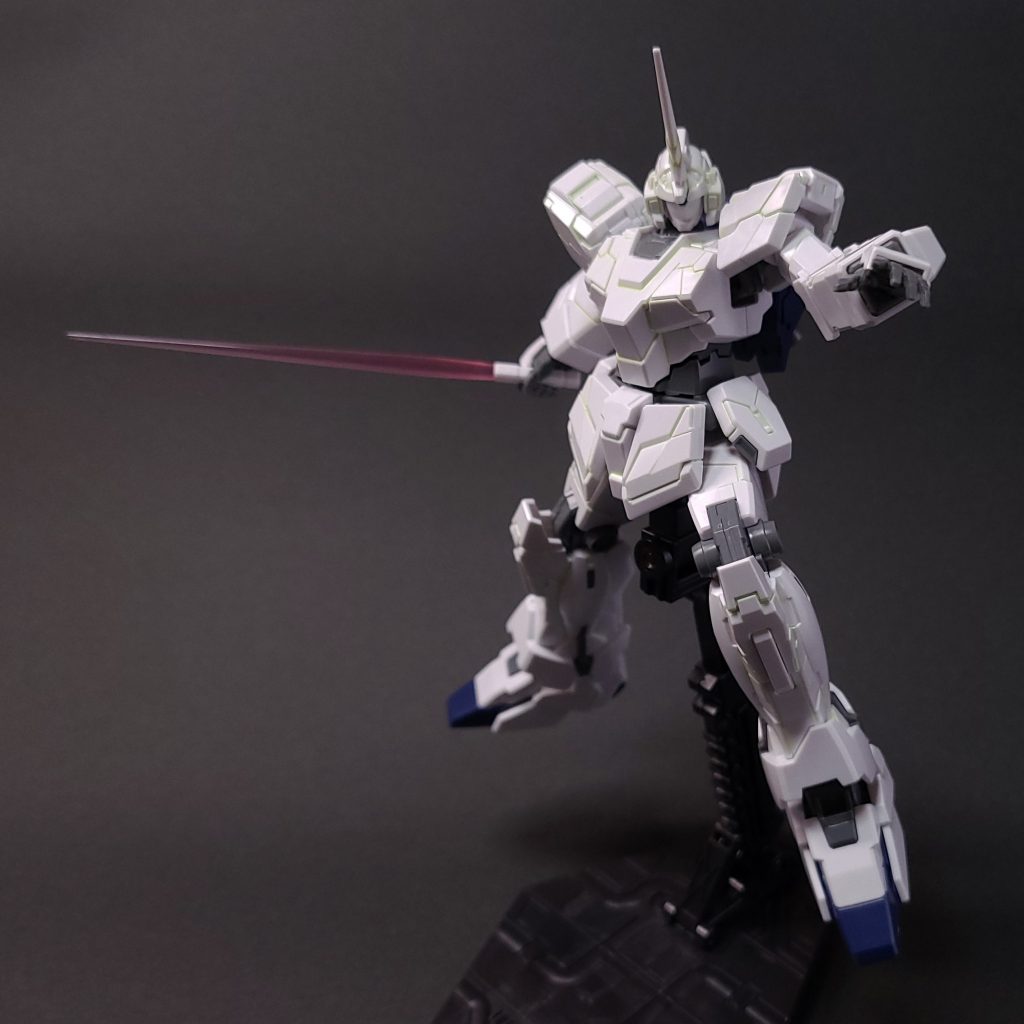 しかしこのキットは合わせ目がないんじゃないかと思うぐらいですパーツが細分化されているためモールドの一部とうまく合わさっていますデストロイモードのユニコーンガンダムも持っているので作るのがたのしみです