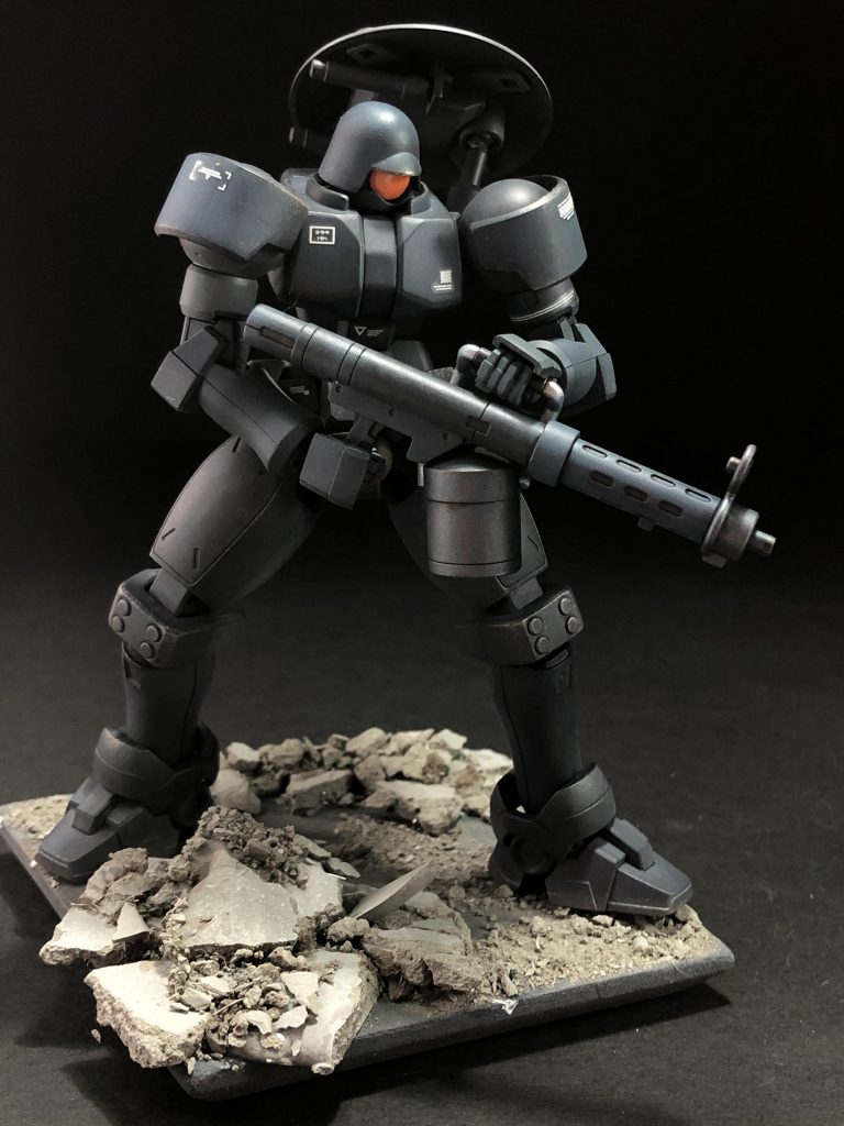 ボールデンアームアームズのジョイントを使って、シールドをバックパックに装着できる様にしています。〈塗装レシピ〉・下地…サーフェイサーエヴォブラック(ガイアカラー)・本体グレー1 …ジャーマングレー(クレオス)・本体グレー2 …メカサフライト(ガイアカラー)・関節他…メカサフヘヴィ(ガイアカラー)・シルバー…サーフェイサーエヴォシルバー(ガイアカラー)・オレンジ…橙黄色+名鉄スカーレット(ガイアカラー)・シールドのグレー…レドームグレー(クレオス)・ウォッシング…ウェザリングカラーマルチグレー、シェードブルー、グランドブラウンなど(クレオス)