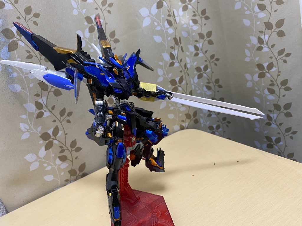 全体のバランスを見ながらランスを調整。プラ材から削り出して整形しました。