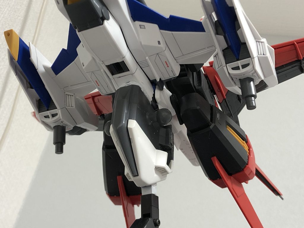 スカイグラスパーの下側に手足固定用のピンを立て、股関節ユニットを接着しました。