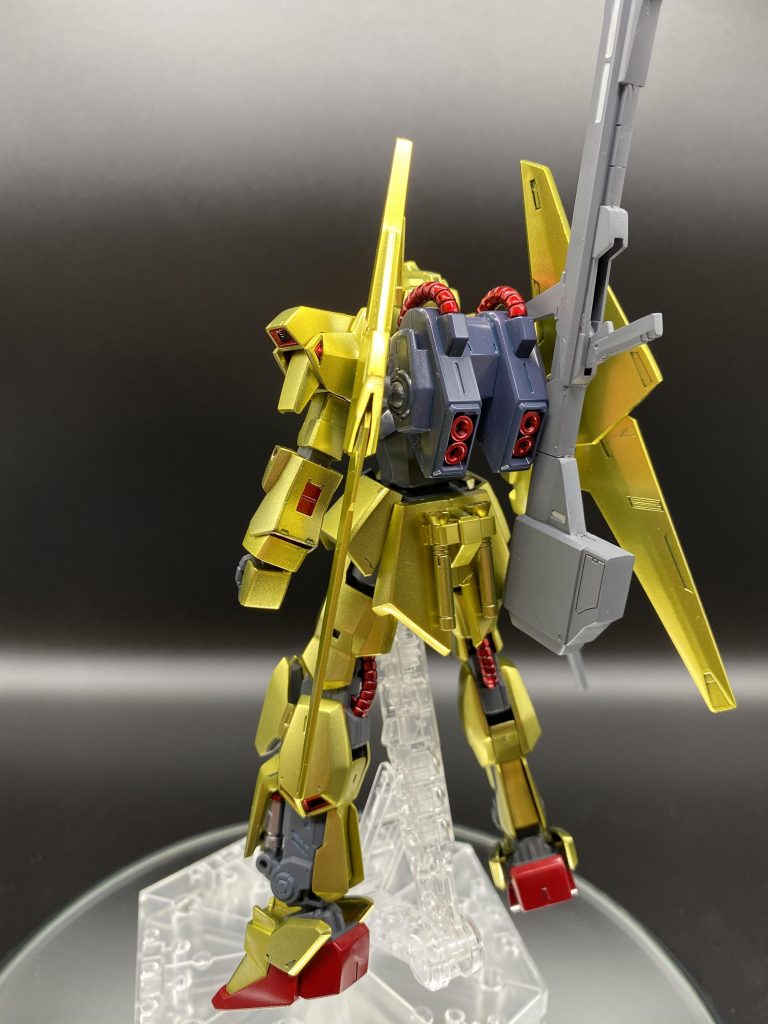 武装と背中の一部以外合わせ目の無いキットでとても作りやすいキットでした。