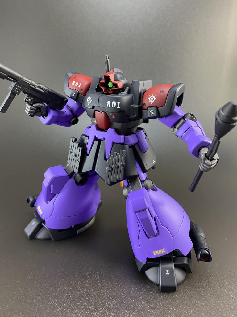 頭部や肩の赤い部分と本体の紫は、設定より若干暗めの色を使いました。