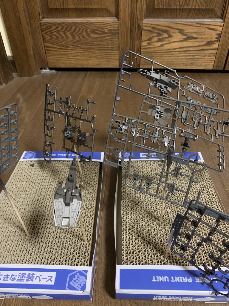 関節・胴体・シールド裏は水性ホビーの焼鉄色をイージーペインターで塗装。