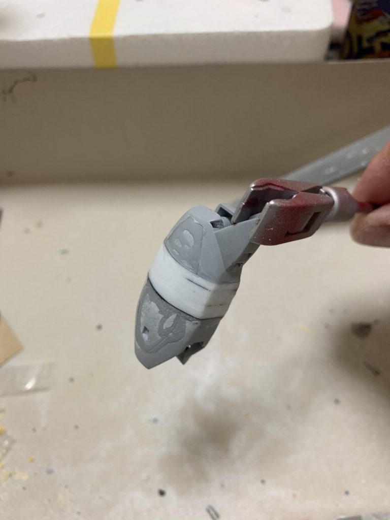 脚部をプラ板で1cm延長してます。頭部も前後に1mm程度の延長をしてます。 