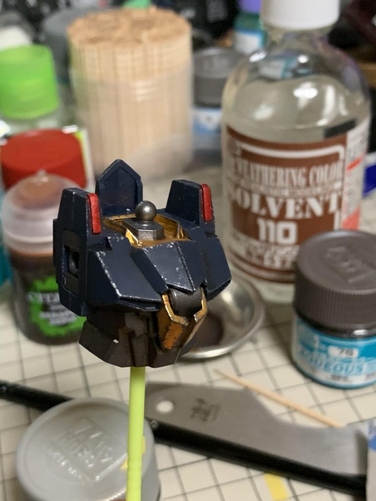 ブルーのパーツは成形色の上からトップコートつや消しを吹いた上からリアルタッチマーカー(ブラウン)と使い古しの筆を使い、さらに水性ホビー(シルバー)をスポンジヤスリでポンポンと塗装。