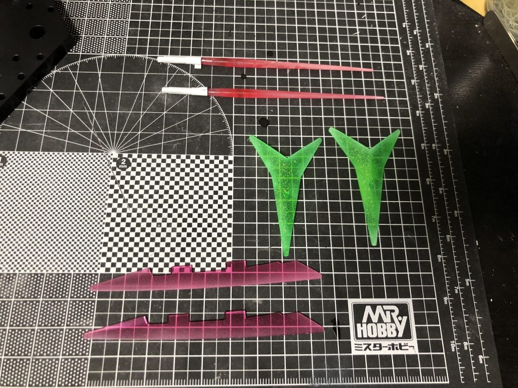 エフェクトパーツは白いグラデーション入れてます。サーベルパーツやってる時は完全にイッてました。グラデーションtoマダラに。