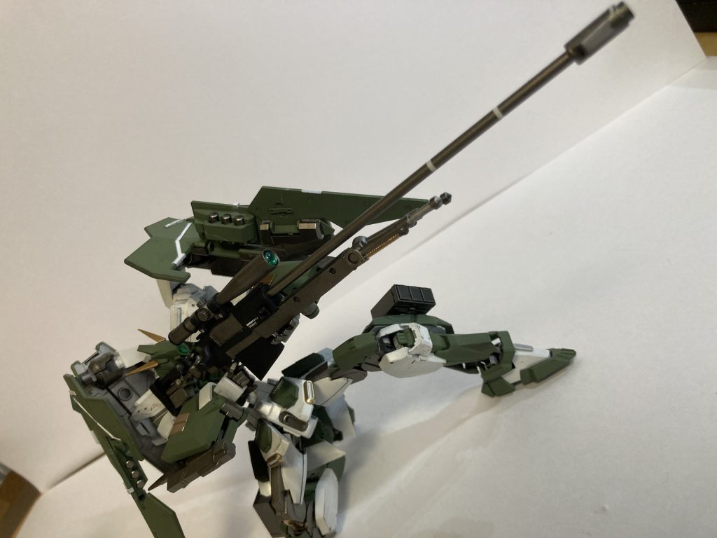 もちろんバックパックをつけた状態でも狙撃可能です!!ちなみに脚部にはミサイルポッドを装着可能となっています!