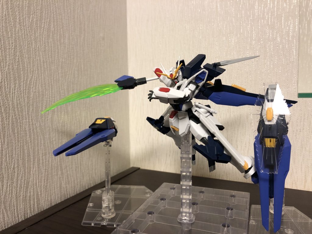 ドラグーンシールドビットドラグーンシールドをビット兵装化しエヴォルドラグーンを収納したまま射撃をしたりビームシールドを展開し本機を守ったり僚機のカバーに使ったりと応用が効く様に改造