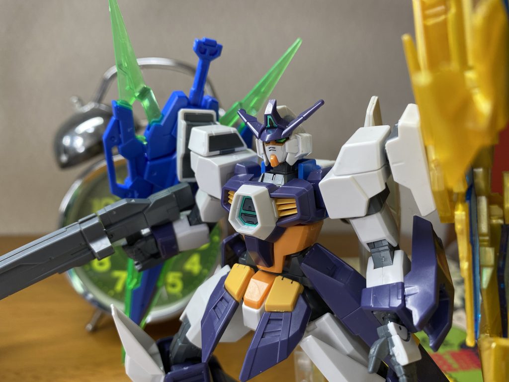 1番最初の形付です。当初はフェネクスのシールドを採用予定でした。3mm穴があって通常より一回り高いシールドってそうそうないんですよね。ここは本当に苦労しました。この頃は背面パーツをアデルにしてG-バウンサーのブースターを装備しようかとも考えていました。