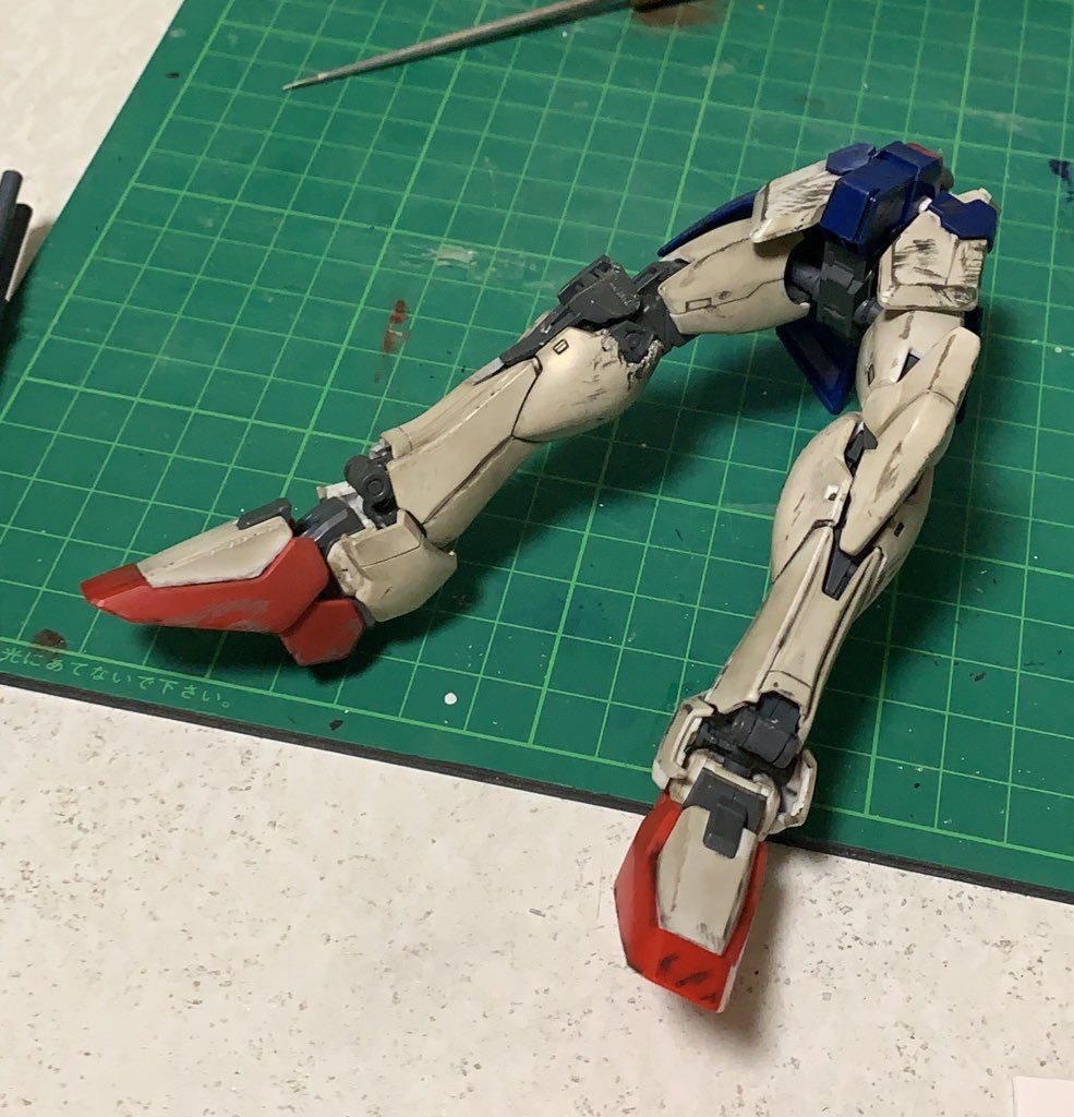 下半身は紙ヤスリやリューターでざっくり削りそのうからウェザリングマスターのオイルで汚しました。