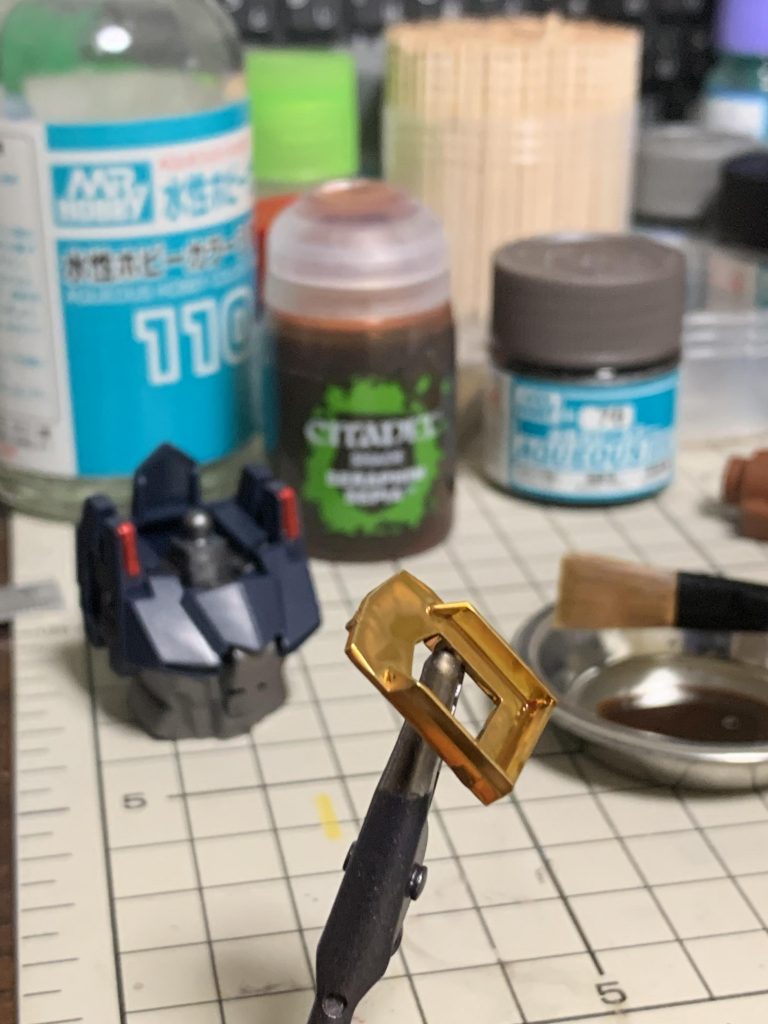 メッキパーツ塗装①シタデルカラー(セラフィム・セピア)を筆塗り。まさに魔法の塗料です。