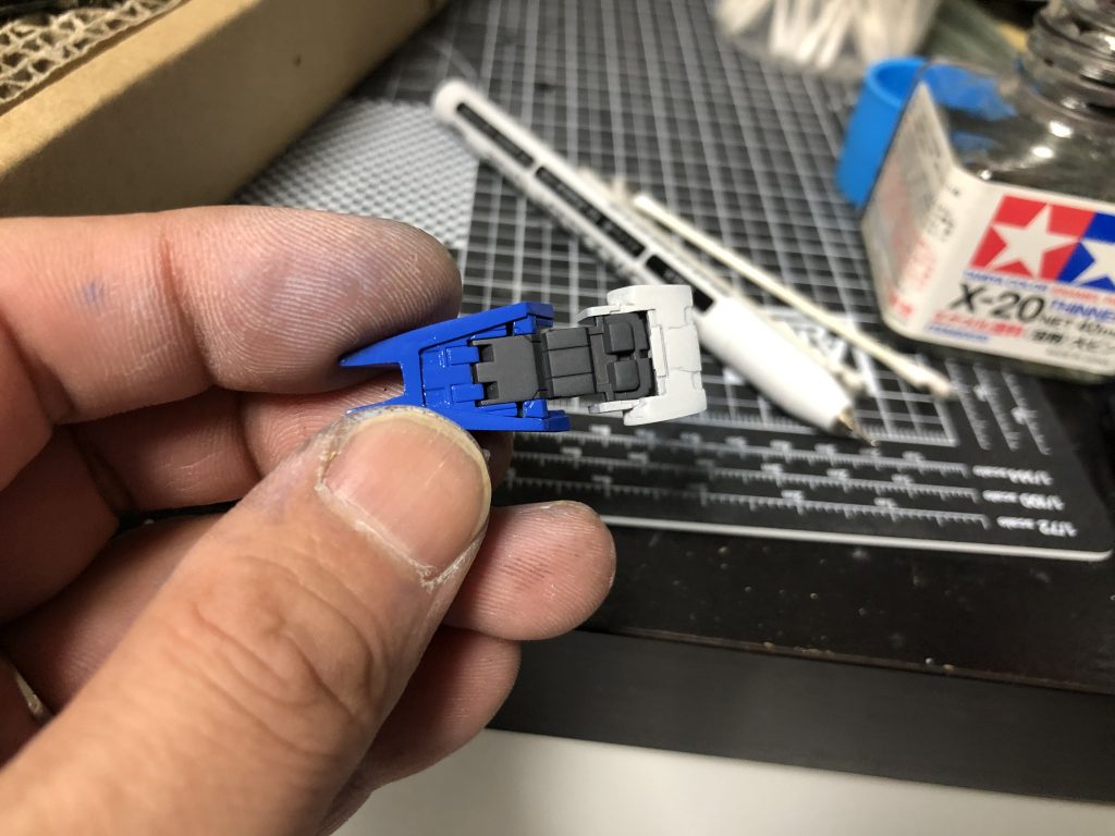 肉抜き埋めました。つま先プラ板を貼って。時短のつもりでやりましたが逆にめんどくさかったです。その反省を生かしかかとはパテで。ちょっと適当。こだわってんのかやっつけなのかよくわからない感じに。