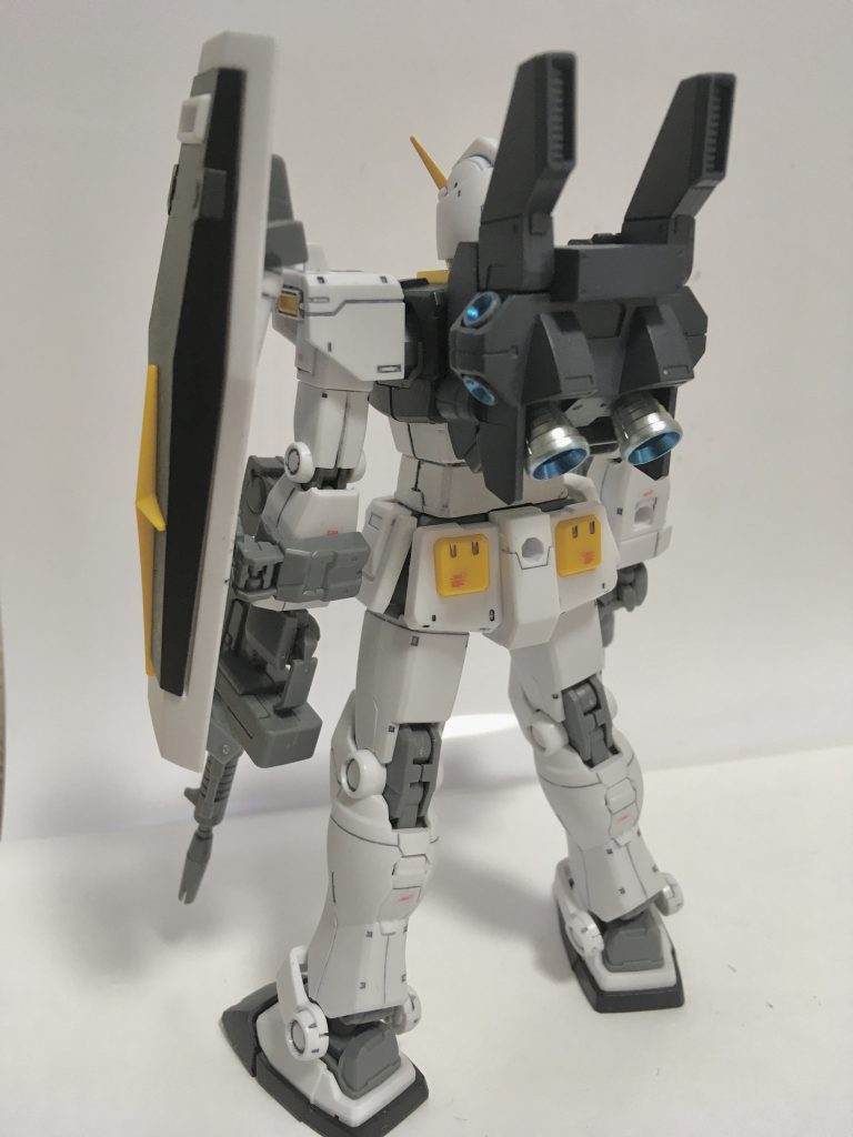 バックパックは無改造で取付けられました。この写真だと見えにくいけど、ビームサーベルはシールド裏へ。