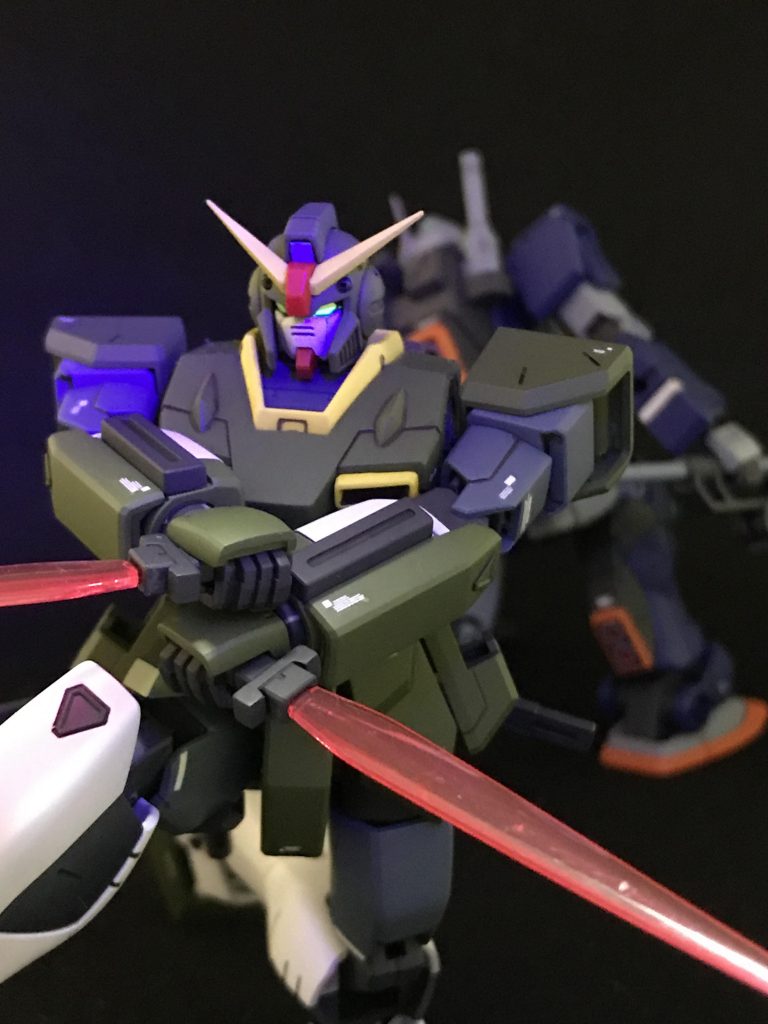 ブラックライトで目が光ります。