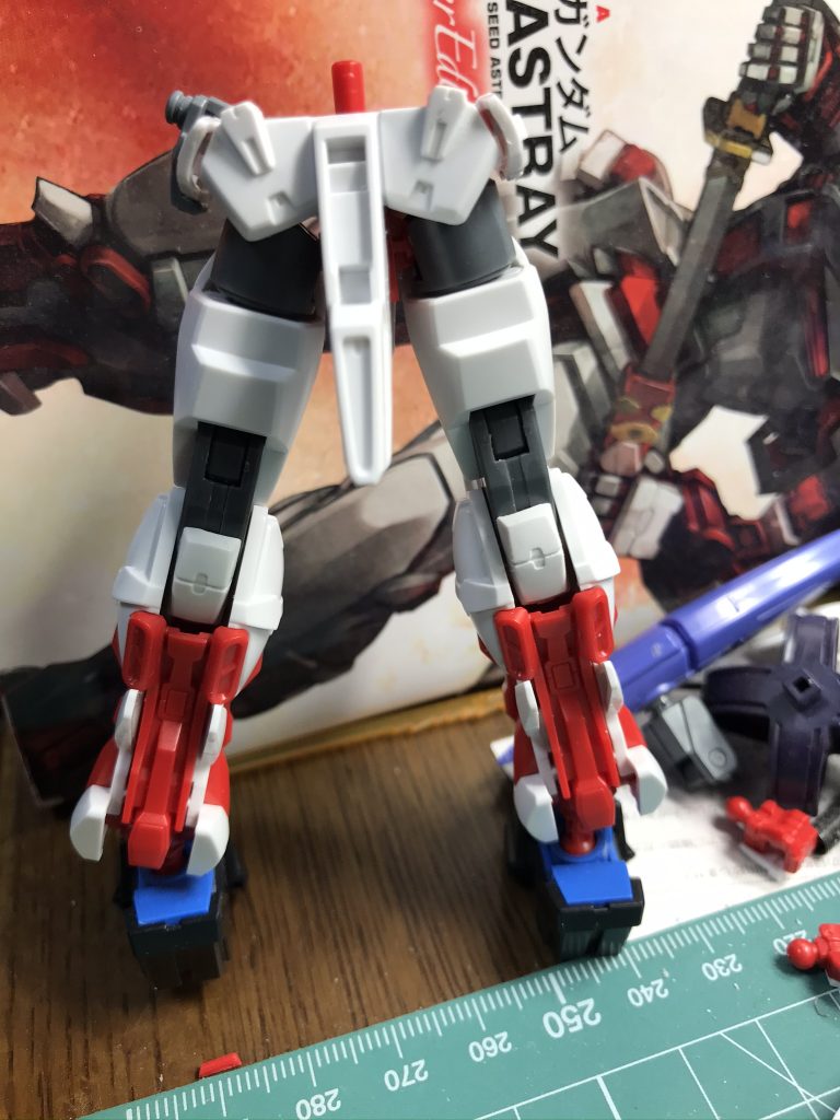 ベストマッチはいいが膝裏の剥き出し感が凄かった為どうするか考え、物は試しとアストレイの膝裏パーツを接着違和感無くなりました(˘ω˘)