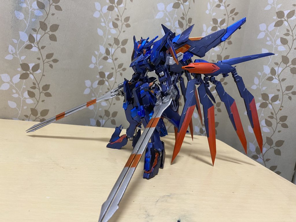 胴体に真鍮線を入れて延長したりしてるので自立可能。威風堂々って感じのカットで気に入っています。