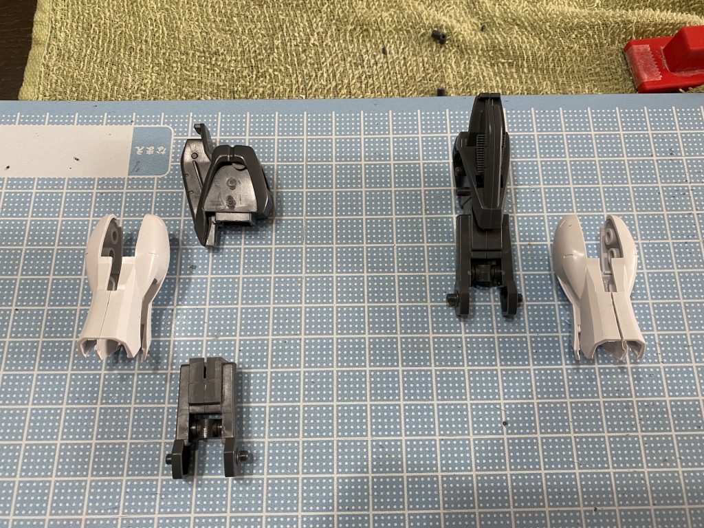 脚部はこんな感じにフレームを分割して、白いパーツを合わせ目消しした後、上下から挟み込む形に変更