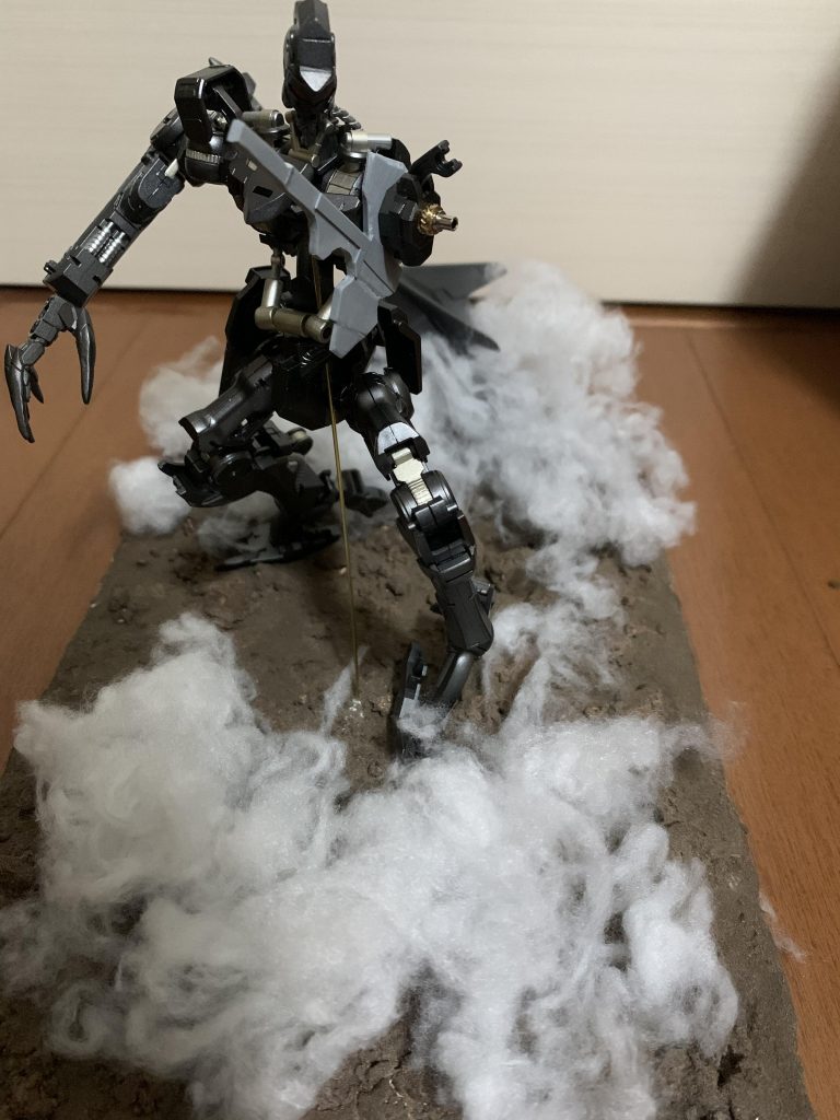 内部のガンダム フレームを塗装。ガイアノーツのヘキサギアのガンメタ、スターブライトアイアン、限定のシャンパンゴールドを使用。真鍮線で固定してバランス見ました。