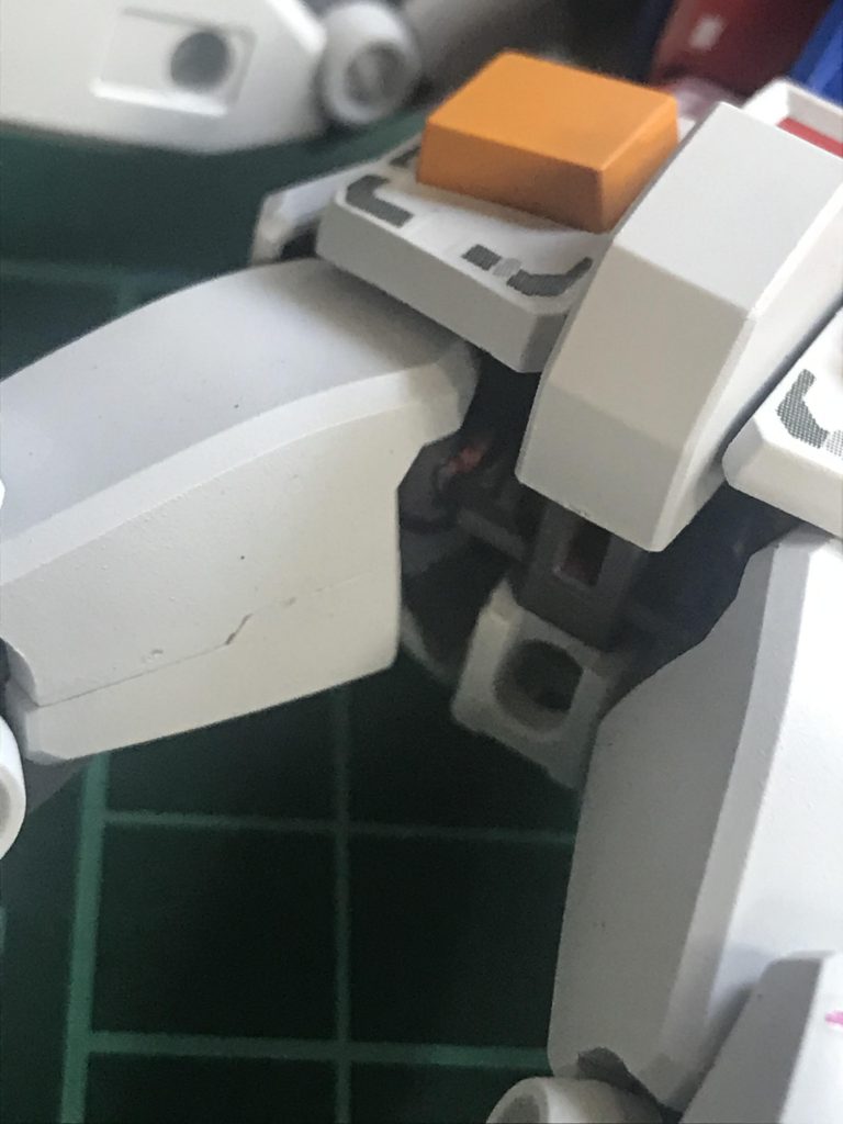 完成間近で、股関節のボールジョイントが折れました。ハメ合わせがキツめだったのですが、見て見ぬふりをしていたのが仇となりました。予備で購入していたキットのパーツを使い完成させています。個体差か、初期ロットだからなのか分かりませんが、股関節に限らずハメ合わせがキツめだったり緩かったりする部分がある印象でした。最近の軸接続の可動に比べると、やはりボールジョイントは弱いですね。