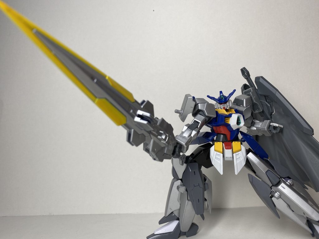 騎士ということでやはり注目すべき点は剣!今回はホビージャパンの付録キット、GNソードⅣフルセイバーを採用しました。これだけで2000円ぐらいしました(聞いてねぇ) そのままでも十分カッコよかったのですが騎士カラーに合わせて銀色に塗装。刃の部分はホワイトを下に塗り上からクリアイエローを重ね塗りしています。普段は右肩に装備しています。名前は…まだ決めてないです!大剣(仮)ということでお願いします…🙏