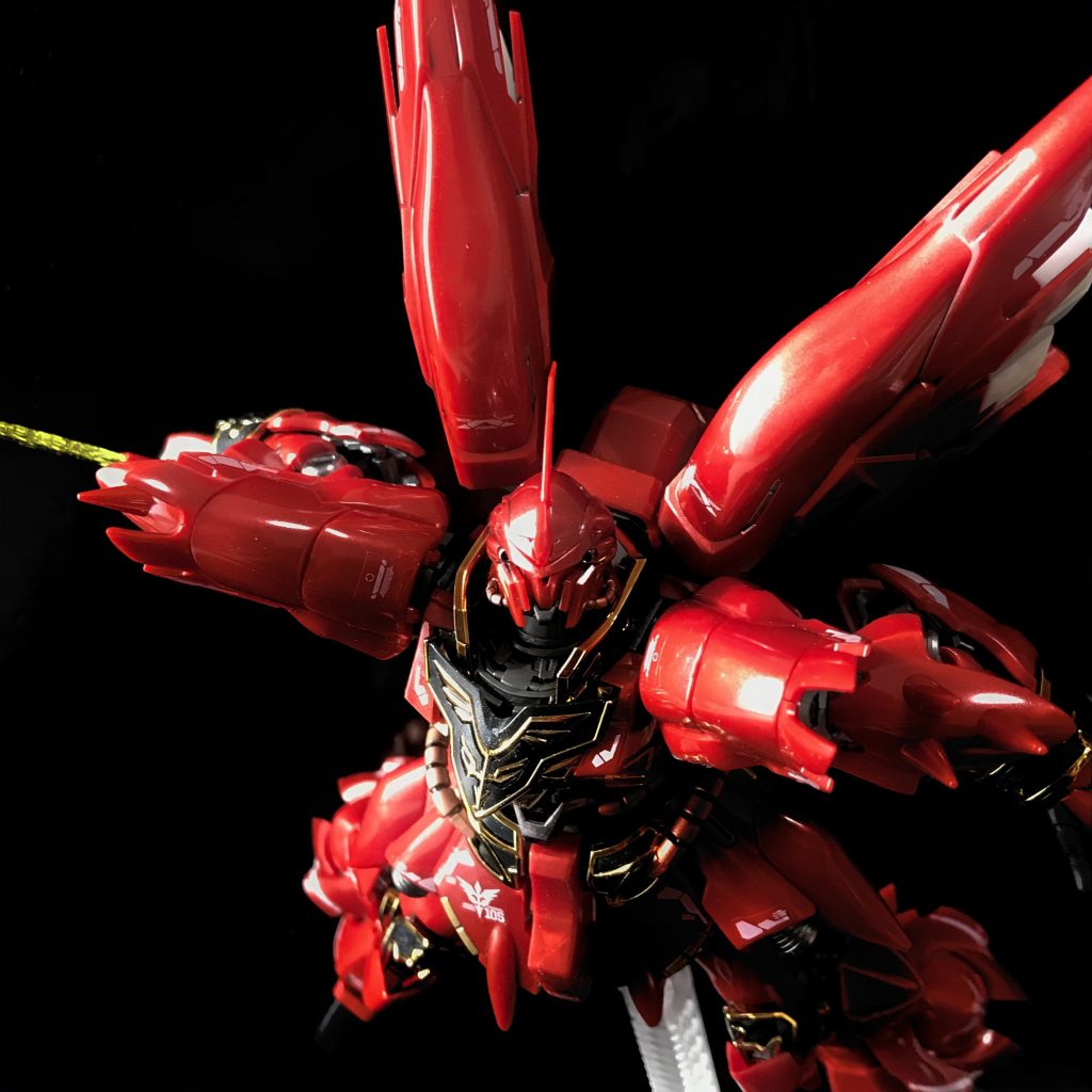 サーベルを抜刀してガンダムに突っ込むところ。