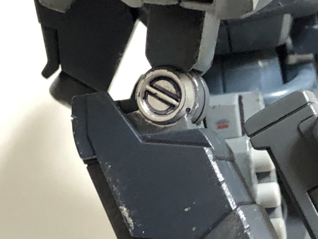 この作品のこだわりポイント、ガンダムマーカーのシャインシルバーでメインカメラやマルイチを塗装。設定には無いですが細けえこたあいいんだよ。