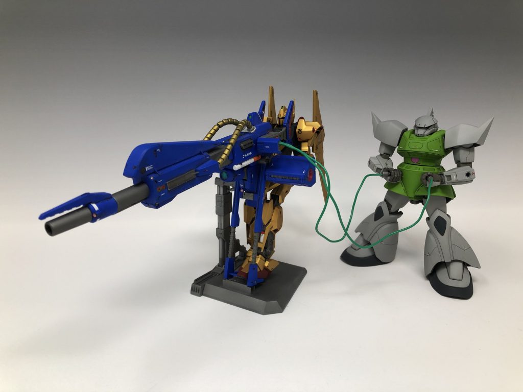 まだだっ!! まだ終わらんよっ!!TV版ではレコアさんが搭乗したゲルググさん(外装だけがゲルググで中身はネモのレストア機)が追加ジェネレータとして随伴しました。HGUCゲルググのキット標準ではメガバズーカランチャーとの接続用の仕組みが備わっていないので、メガバズーカランチャーからのコネクターを差し込める仕組みを追加してあげました。百式さんとの連携を再現するためだけにこのレコアさんのゲルググを作りました。