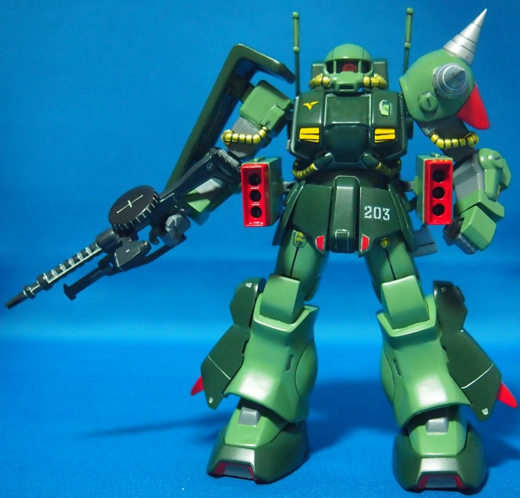 右手にザク・マシンガン改、左手にシールドを装備。腰に武器セットのミサイル・ポッドを装備。この状態だと、ポーズがつけ辛いです。