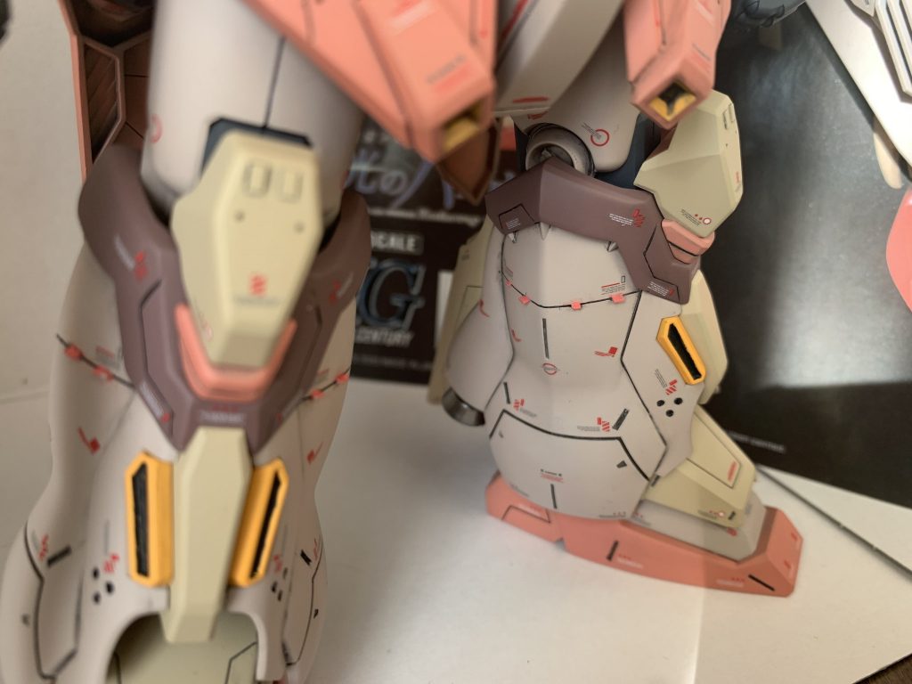 足の追加したスジ彫りに0.3mmのプラチップを挟んでセンサーっぽくしてあります。レッドチップだと浮いてしまったのでピンクで塗装しました。